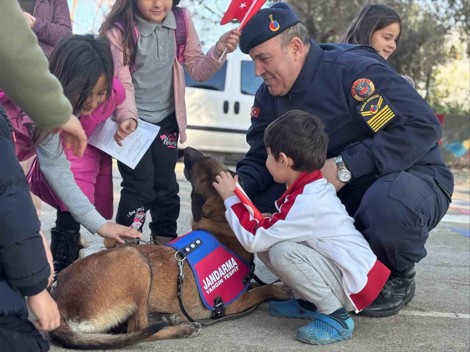 Jandarma ekipleri öğrencilerin karne heyecanına ortak oldu
