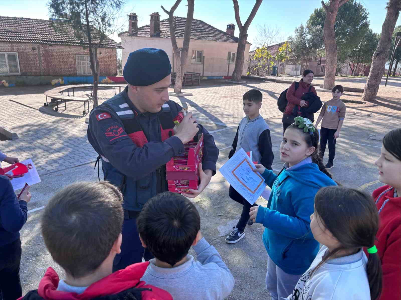 Jandarma ekipleri öğrencilerin karne heyecanına ortak oldu
