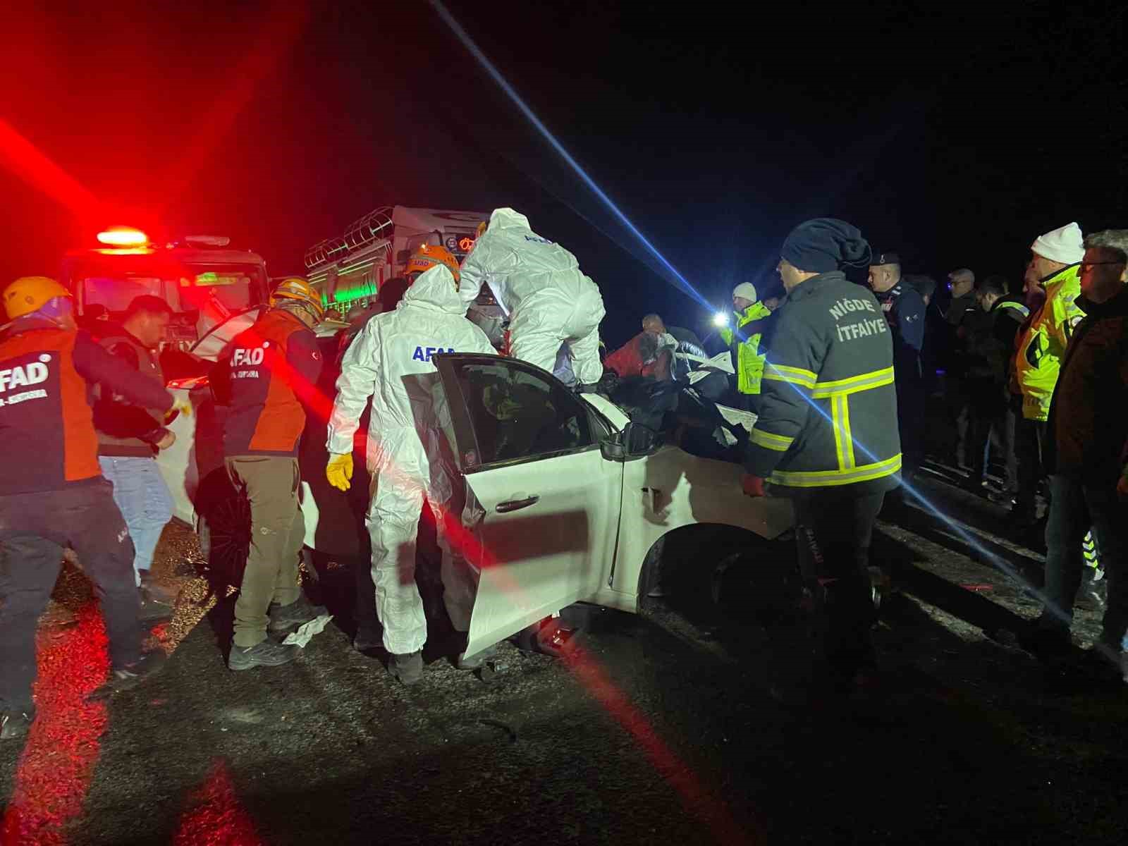 Niğde’de feci kaza: 2 ölü, 1 ağır yaralı
