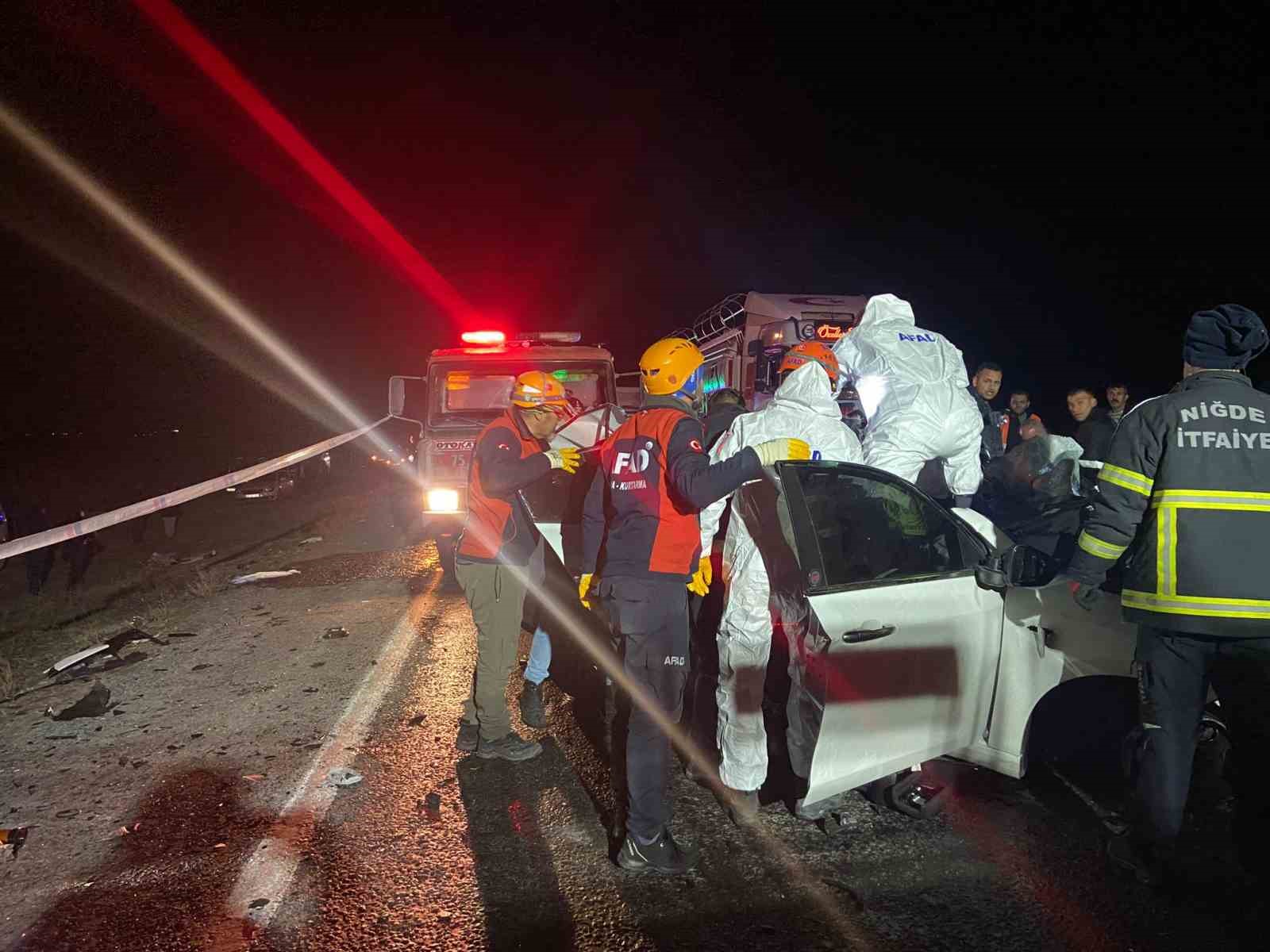 Niğde’de feci kaza: 2 ölü, 1 ağır yaralı
