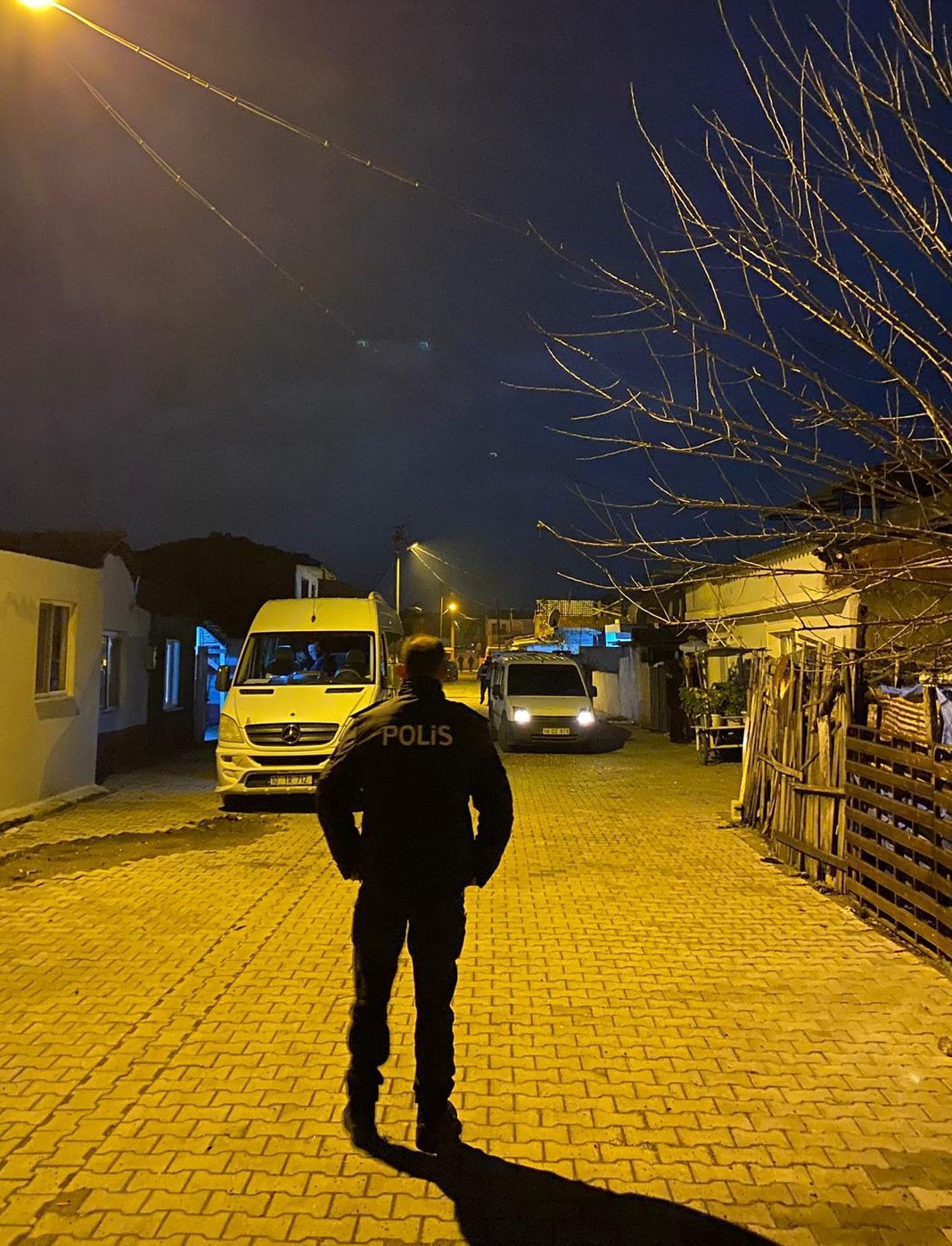 Balıkesir’de şafak operasyonu: 13 ikamete eş zamanlı baskın
