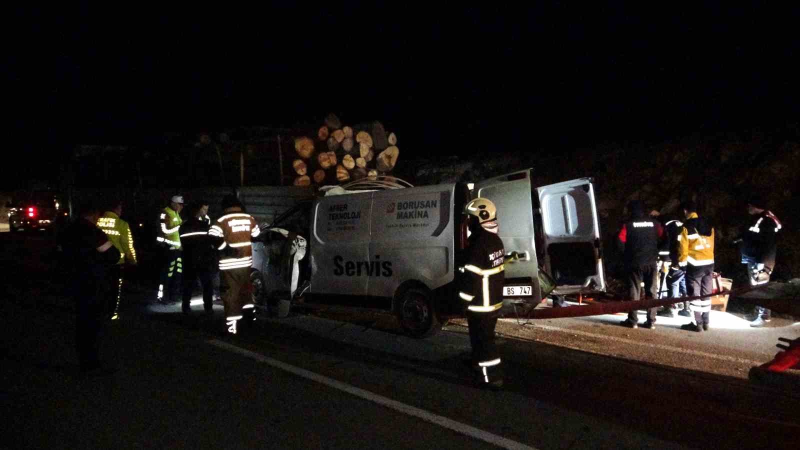 Kütahya’da kamyonet ile tomruk yüklü tır çarpıştı: 1 ölü, 1 yaralı
