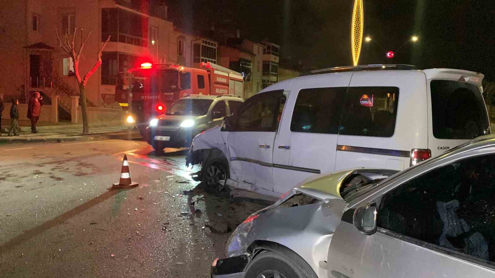 Karaman’da hafif ticari araçla otomobil çarpıştı: 3 yaralı
