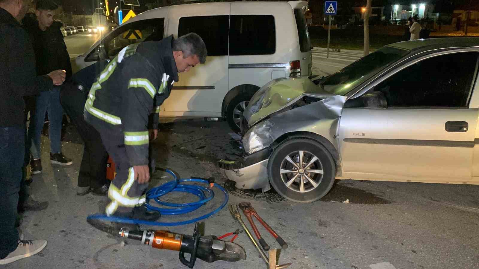 Karaman’da hafif ticari araçla otomobil çarpıştı: 3 yaralı
