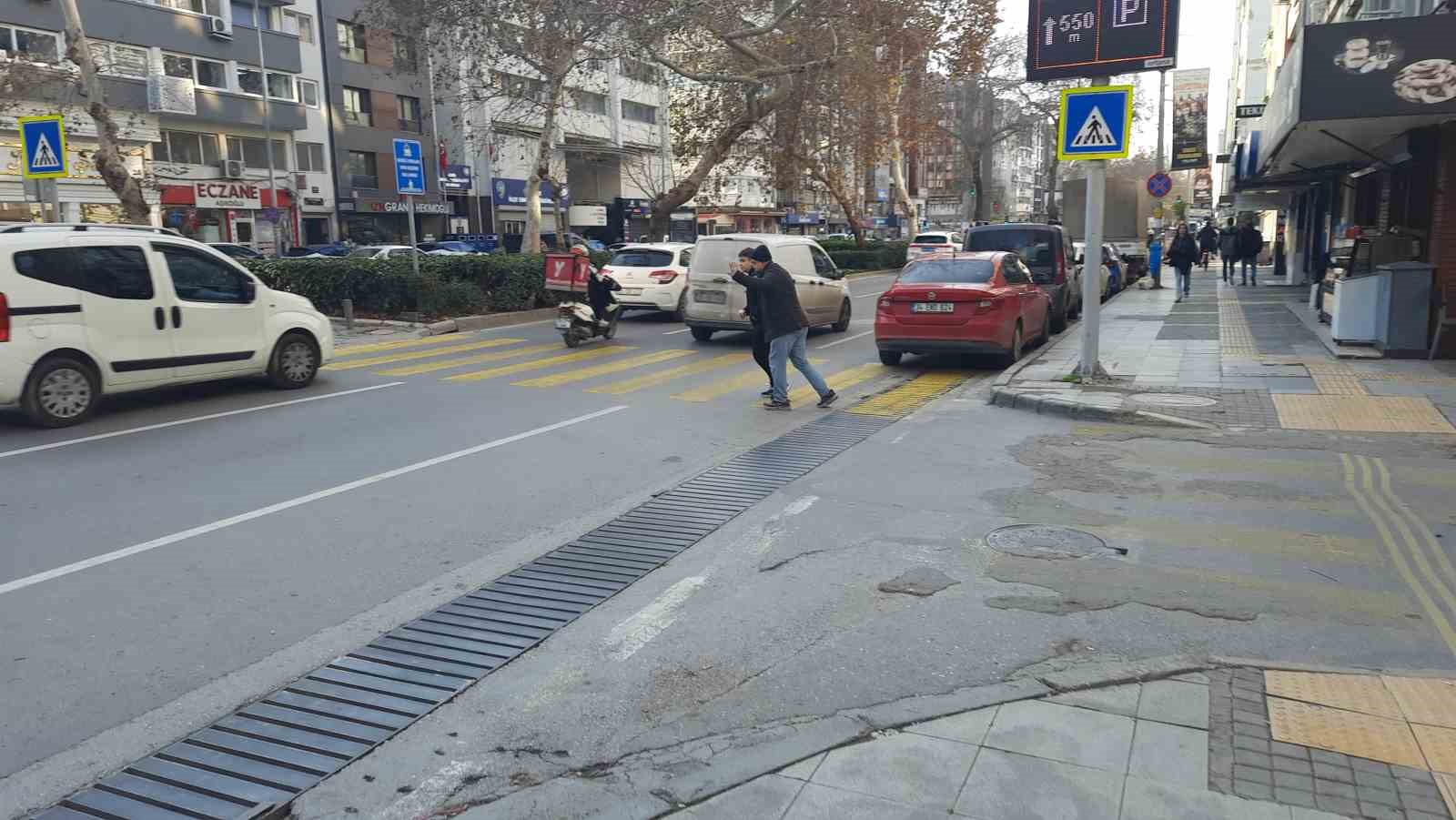 İzmir’de yaya geçidindeki vatandaşlara yol vermeyen sürücüler kamerada
