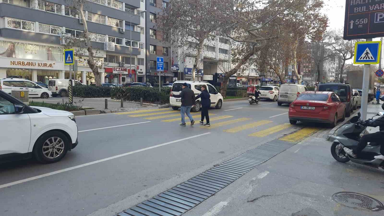 İzmir’de yaya geçidindeki vatandaşlara yol vermeyen sürücüler kamerada
