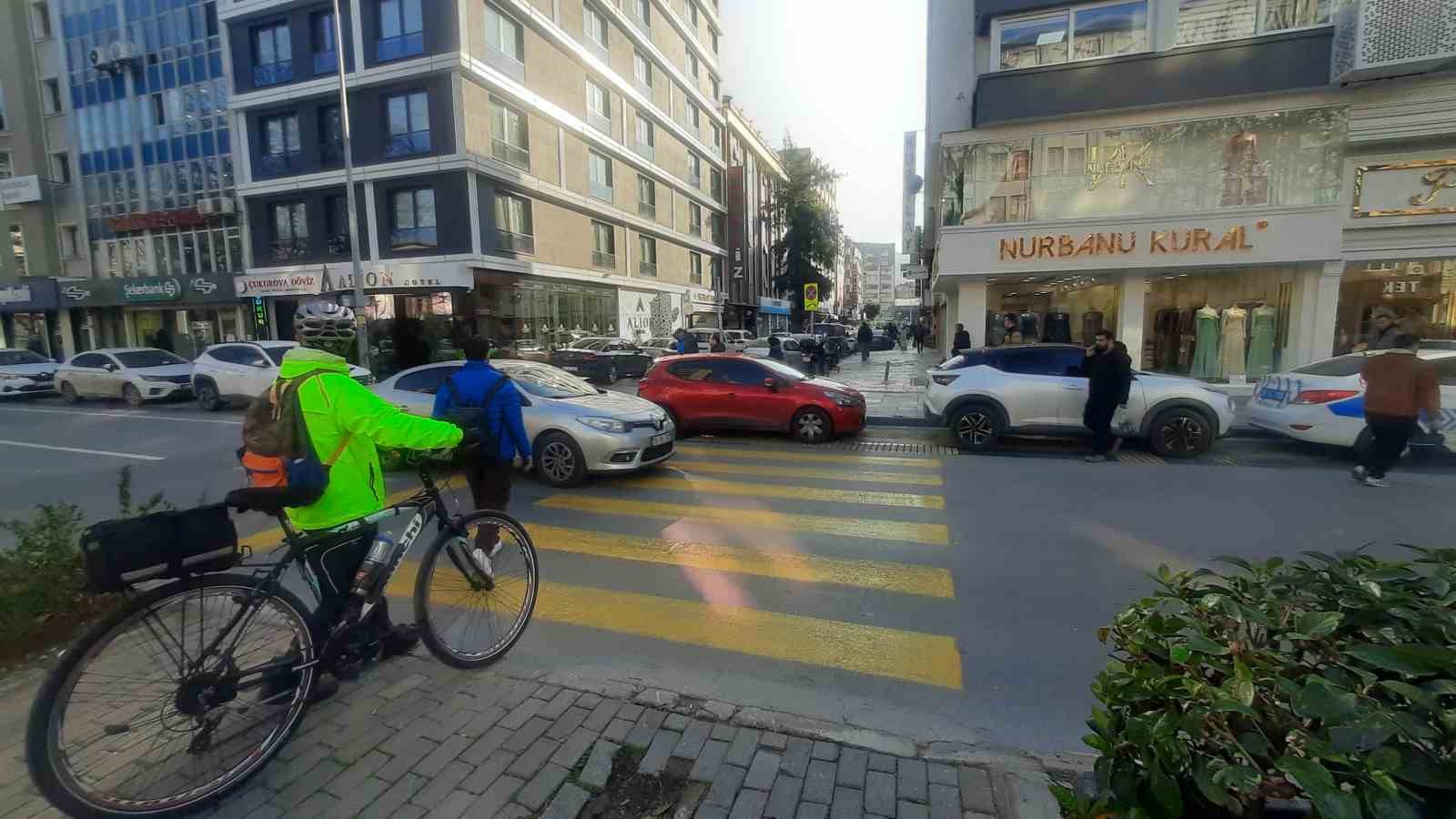 İzmir’de yaya geçidindeki vatandaşlara yol vermeyen sürücüler kamerada
