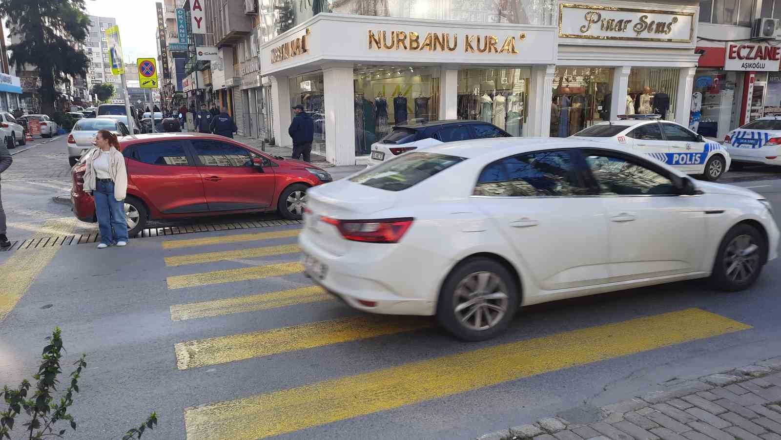 İzmir’de yaya geçidindeki vatandaşlara yol vermeyen sürücüler kamerada
