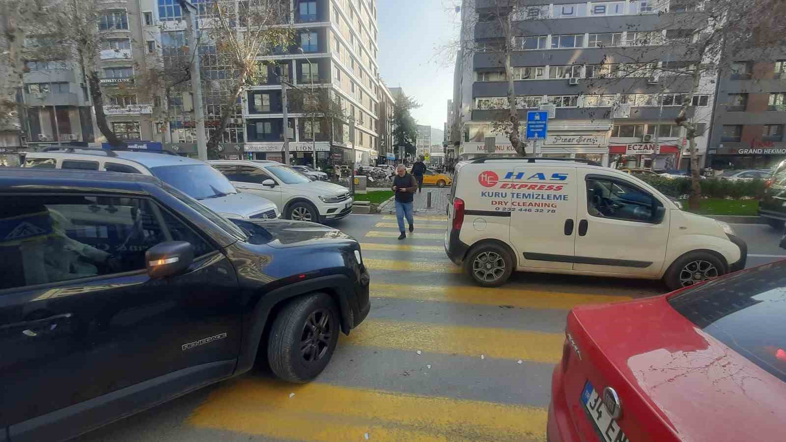 İzmir’de yaya geçidindeki vatandaşlara yol vermeyen sürücüler kamerada
