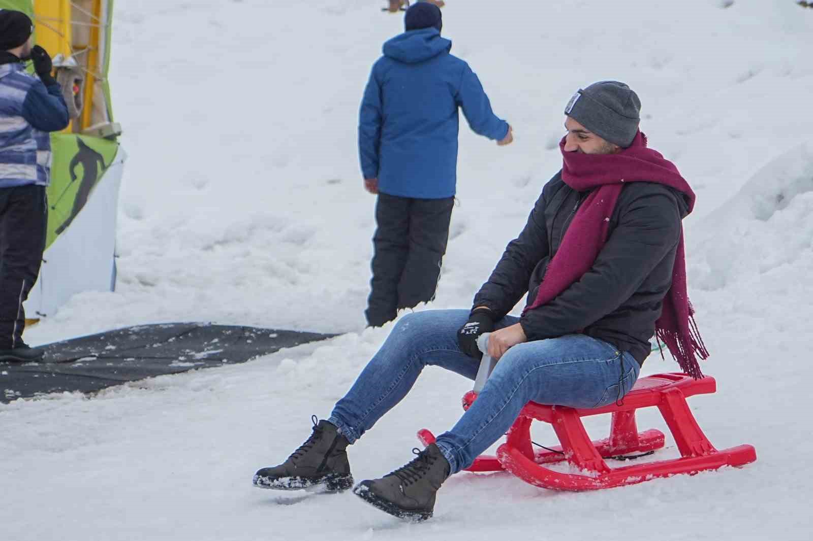 Uludağ’da 5 liralık poşetle kayak keyfi
