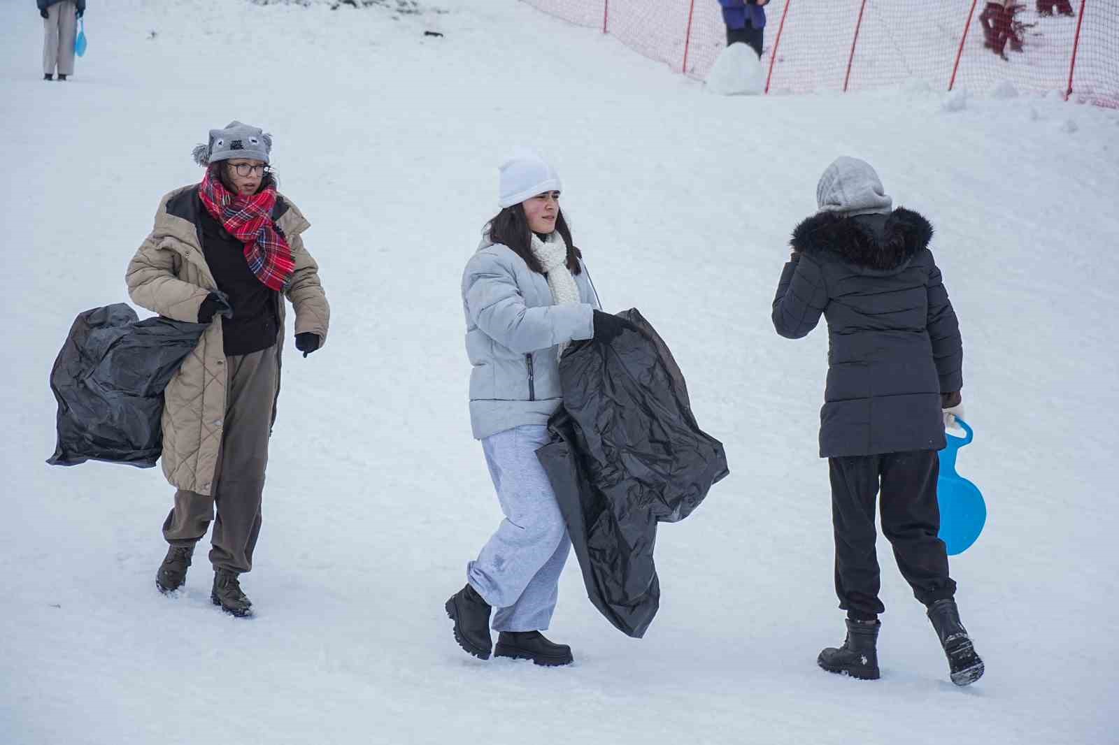 Uludağ’da 5 liralık poşetle kayak keyfi
