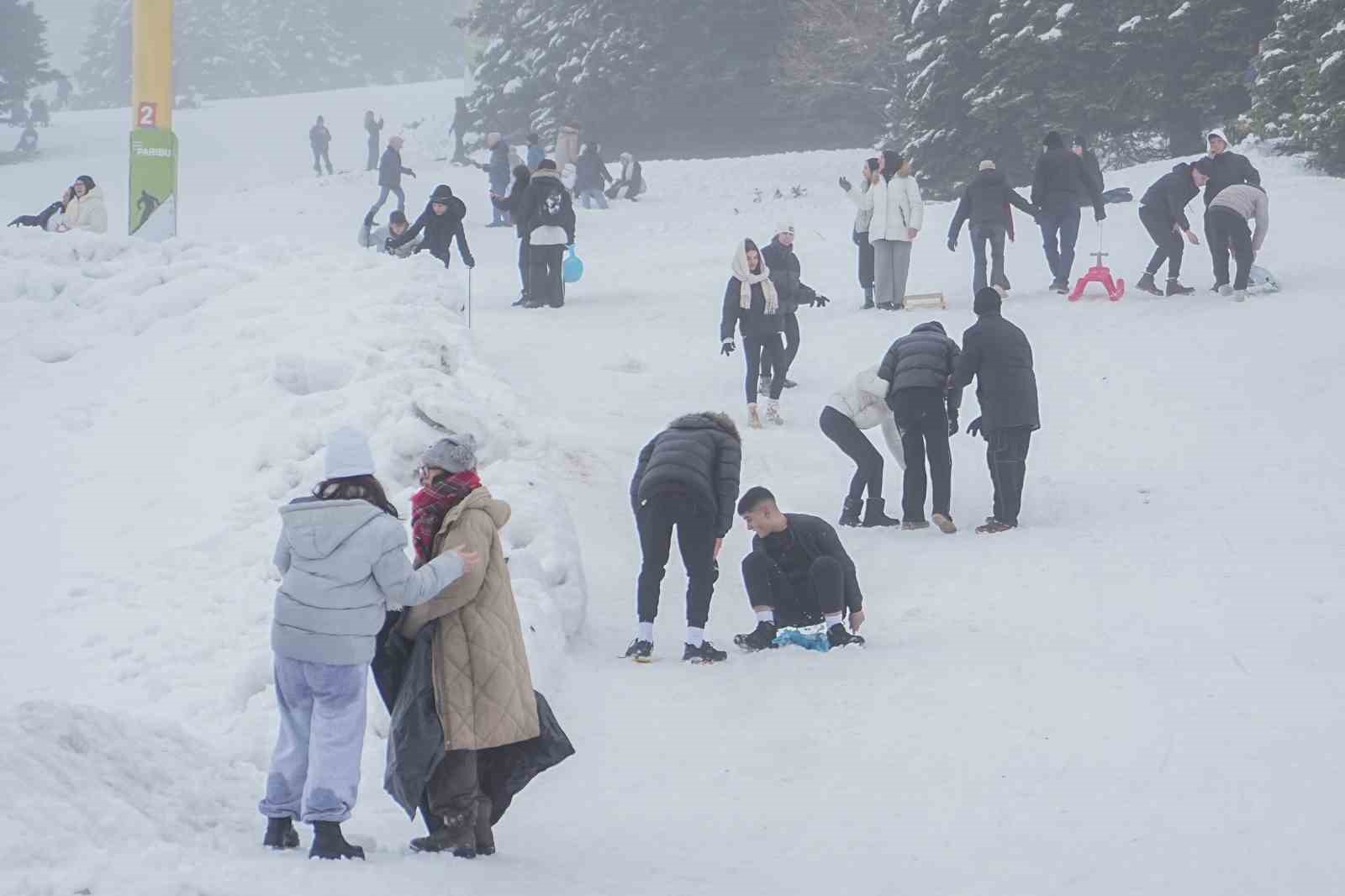 Uludağ’da 5 liralık poşetle kayak keyfi
