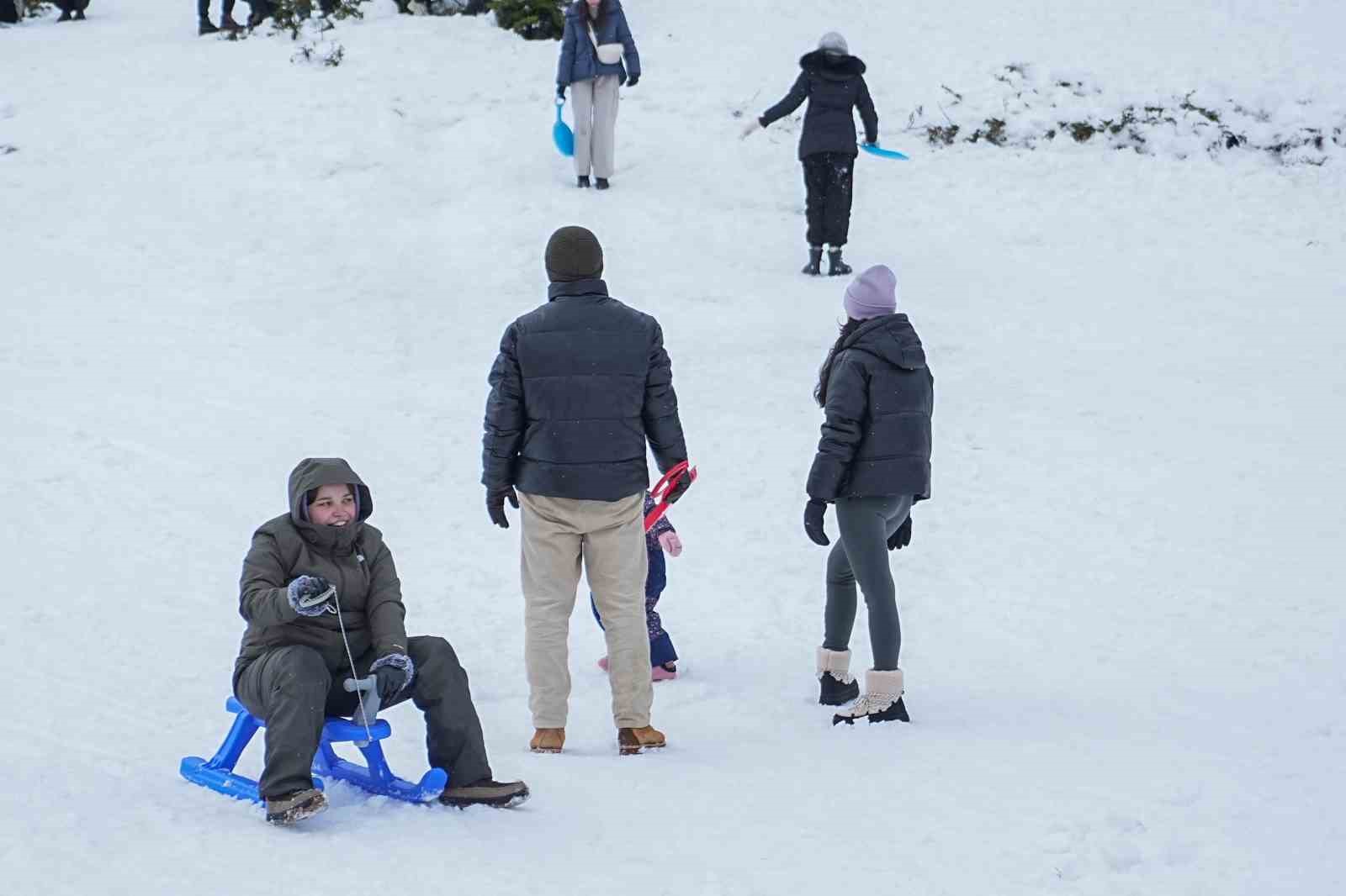 Uludağ’da 5 liralık poşetle kayak keyfi
