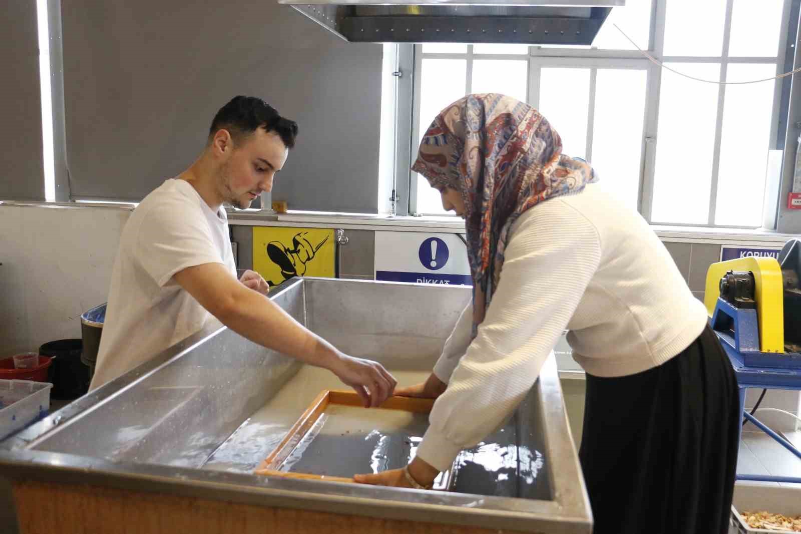 Tarihi eserlerin onarımı için geleneksel yöntemle asitsiz kağıt üretiliyor
