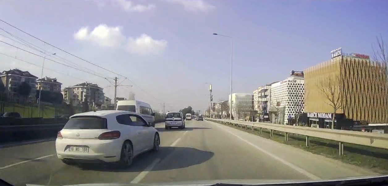 Trafikte makas atan sürücü kamerada
