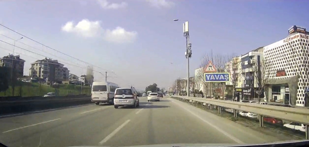 Trafikte makas atan sürücü kamerada
