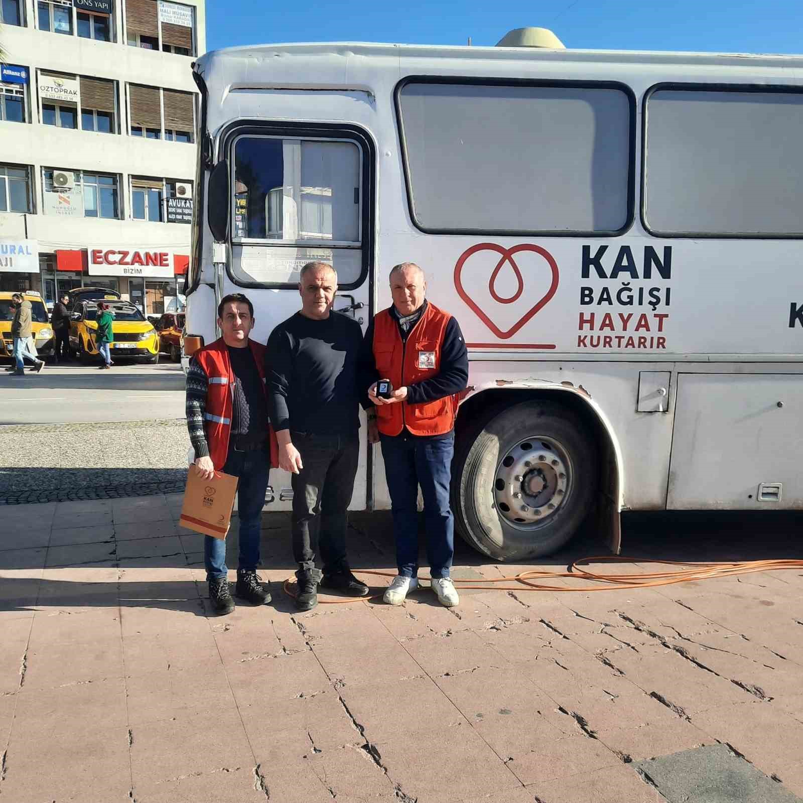 Ayvalık’ta Türk Kızılay’ından kan bağışçısına altın madalya
