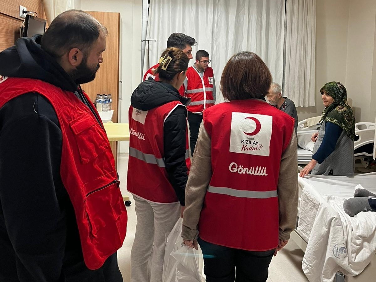 Gediz’de Genç Kızılay gönüllüleri devlet hastanesinde hastaları ziyaret etti
