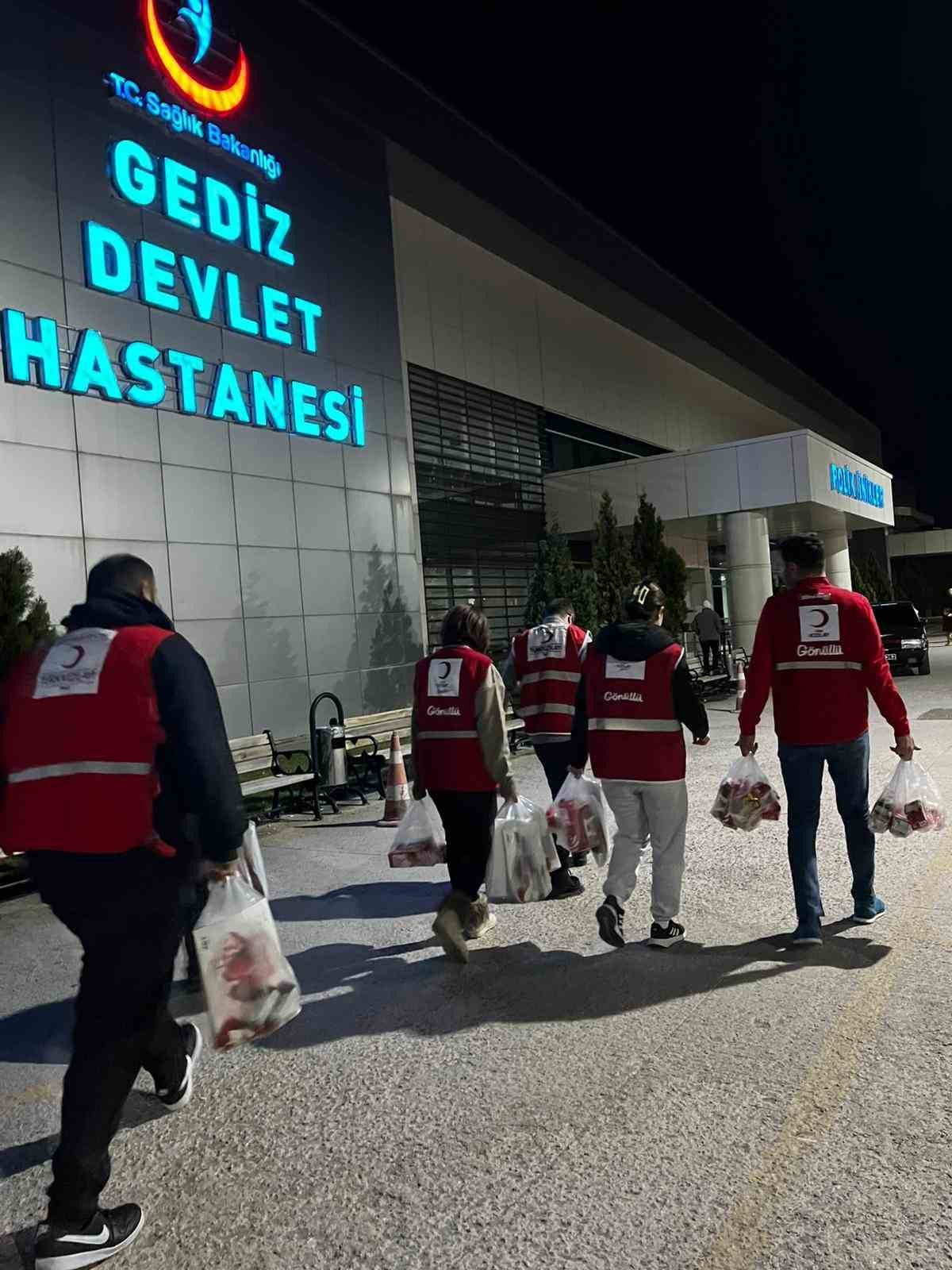 Gediz’de Genç Kızılay gönüllüleri devlet hastanesinde hastaları ziyaret etti
