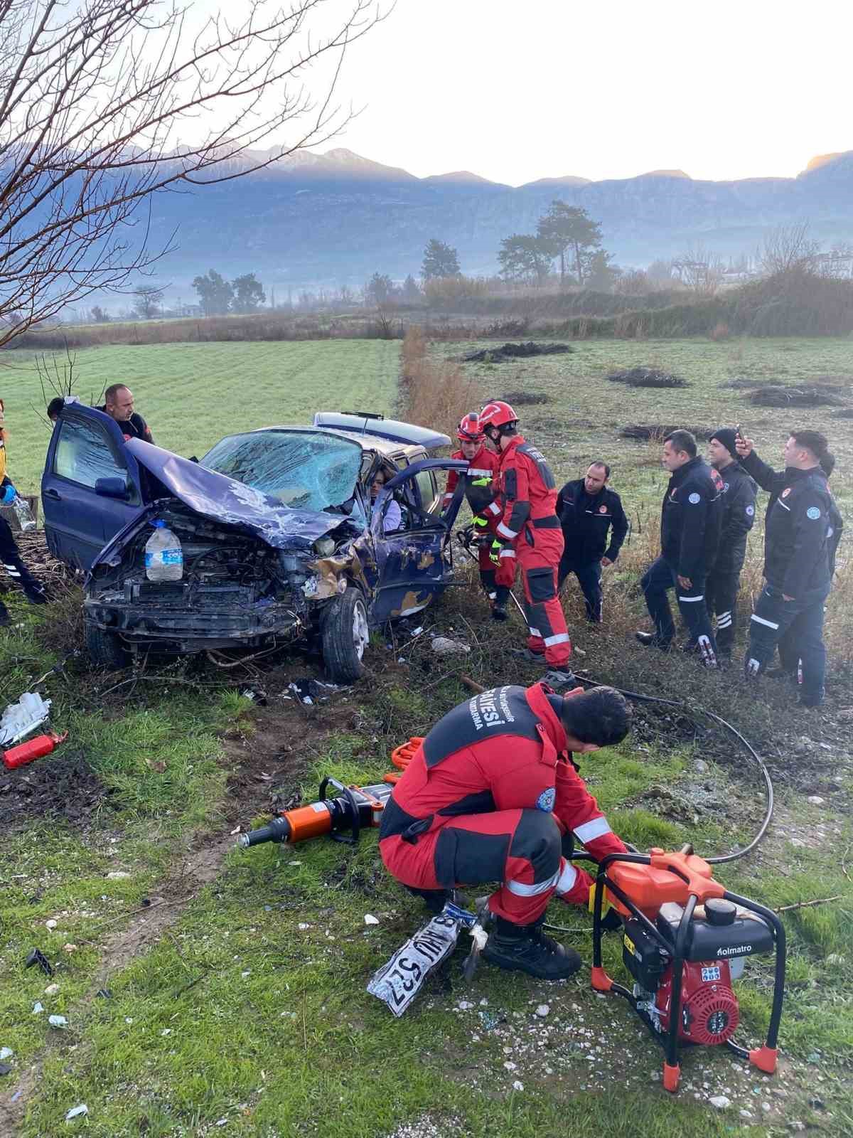 Seydikemer’de minibüs ile otomobil çarpıştı: 3 yaralı
