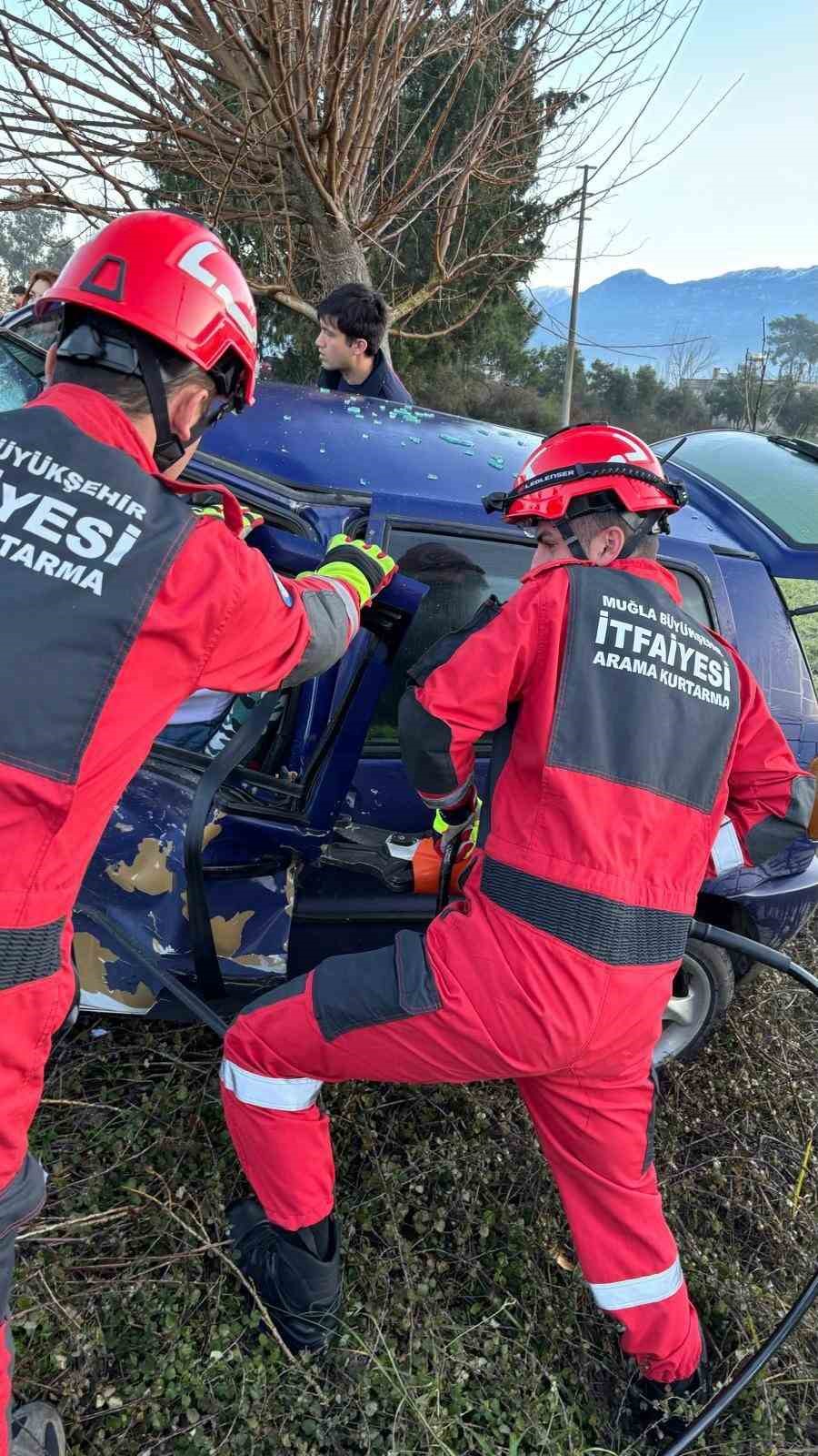 Seydikemer’de minibüs ile otomobil çarpıştı: 3 yaralı
