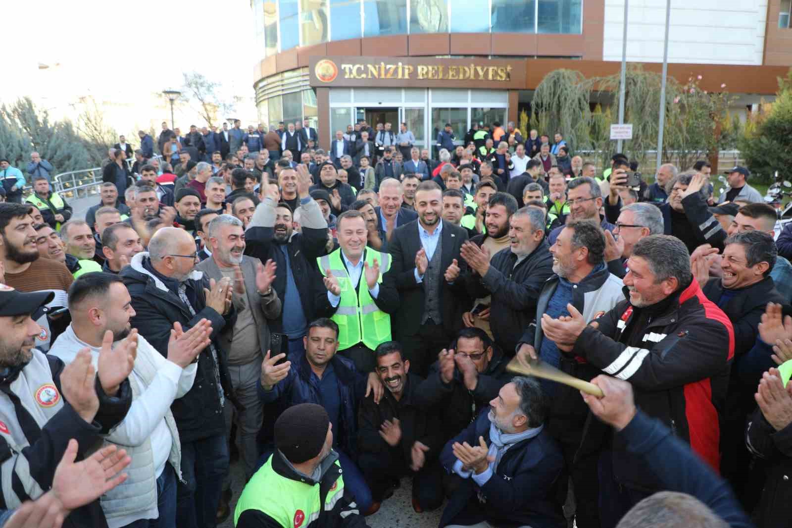 Nizip Belediyesi işçileri, zamlı maaşlarını halaylarla kutladı
