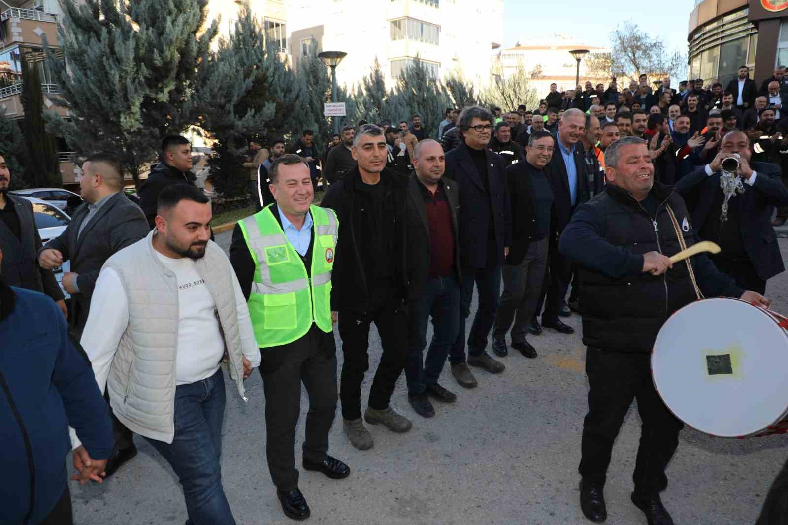 Nizip Belediyesi işçileri, zamlı maaşlarını halaylarla kutladı
