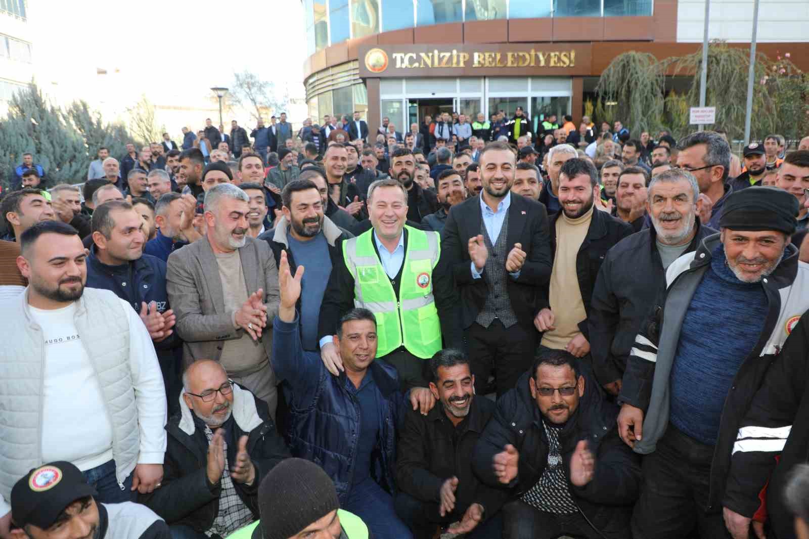 Nizip Belediyesi işçileri, zamlı maaşlarını halaylarla kutladı
