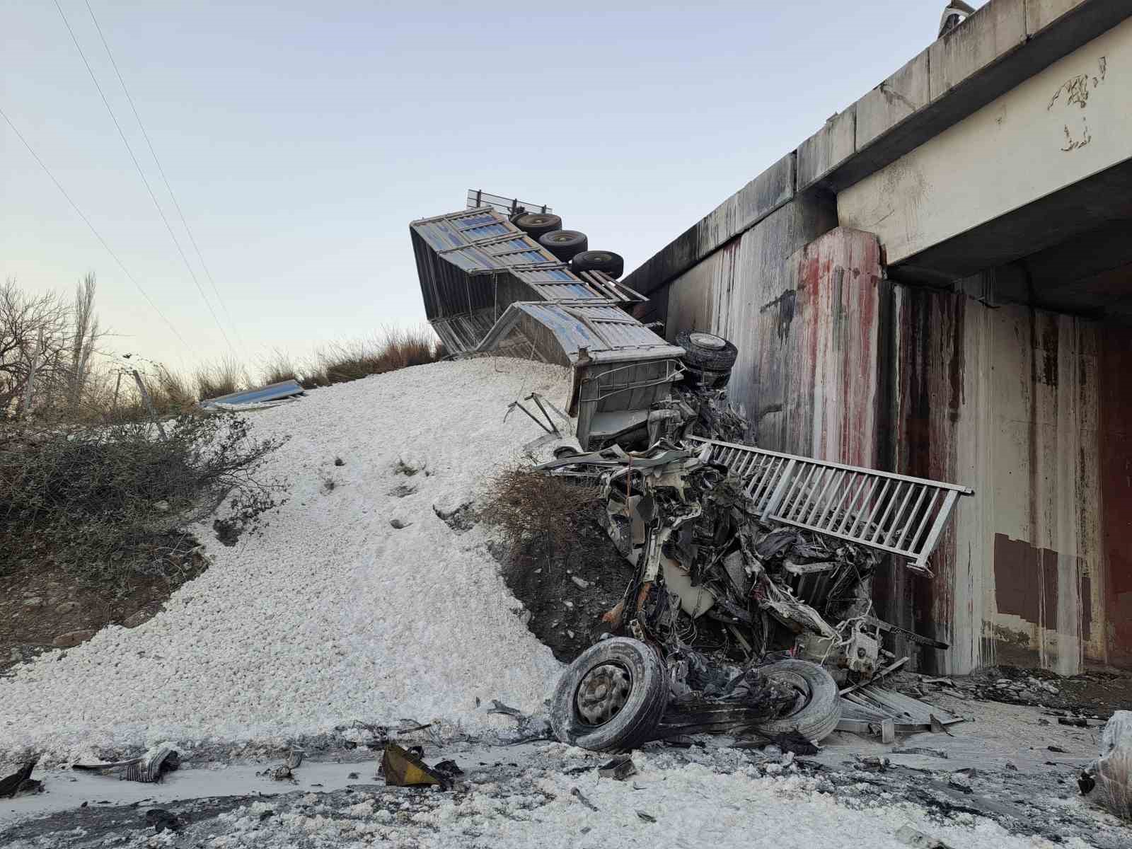 Köprüden uçan tırın sürücüsü yanarak can verdi
