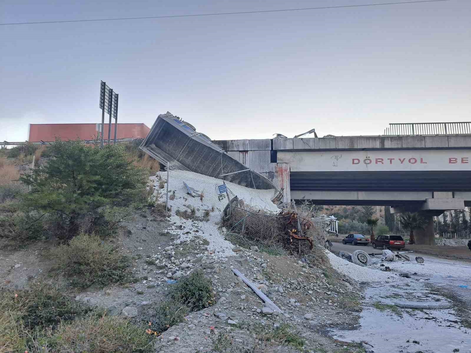 Köprüden uçan tırın sürücüsü yanarak can verdi
