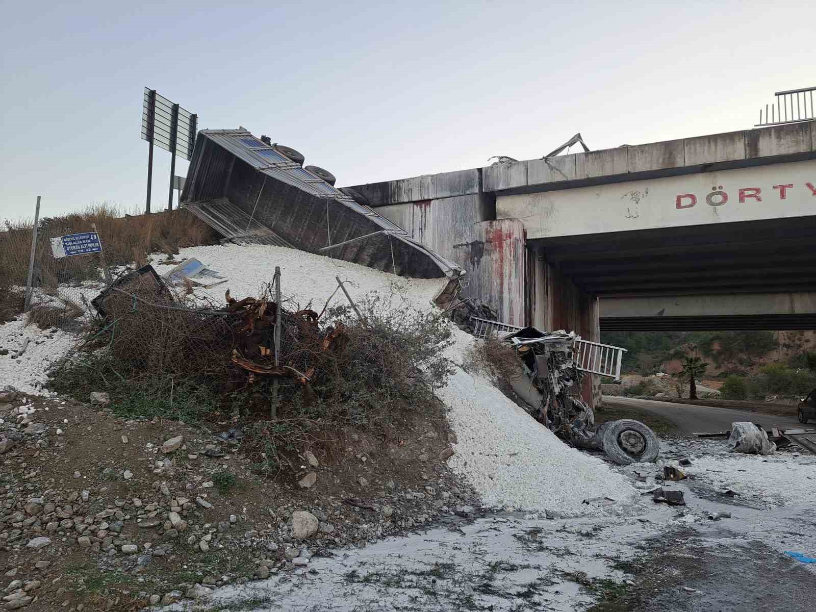 Köprüden uçan tırın sürücüsü yanarak can verdi
