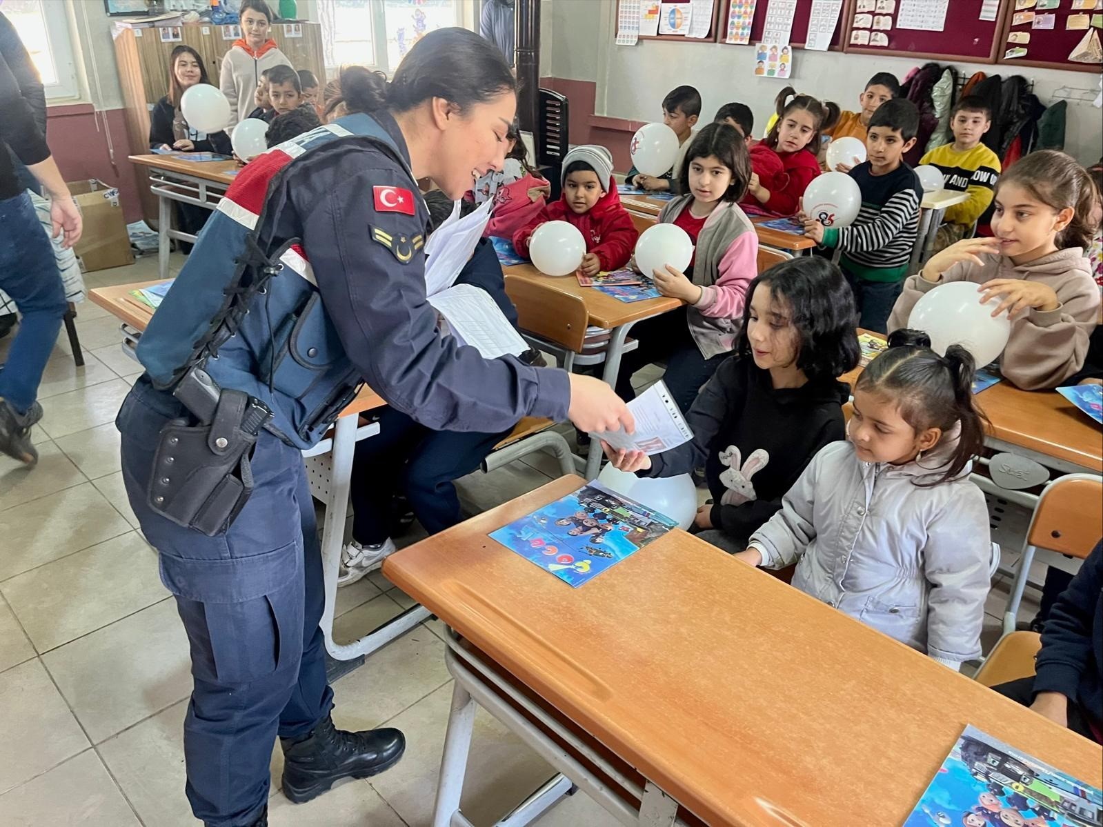 Salihli Jandarma, öğrencileri bilgilendirdi
