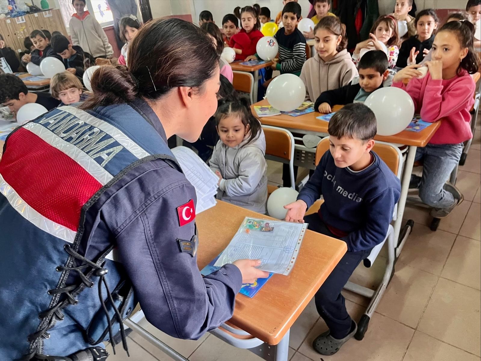 Salihli Jandarma, öğrencileri bilgilendirdi
