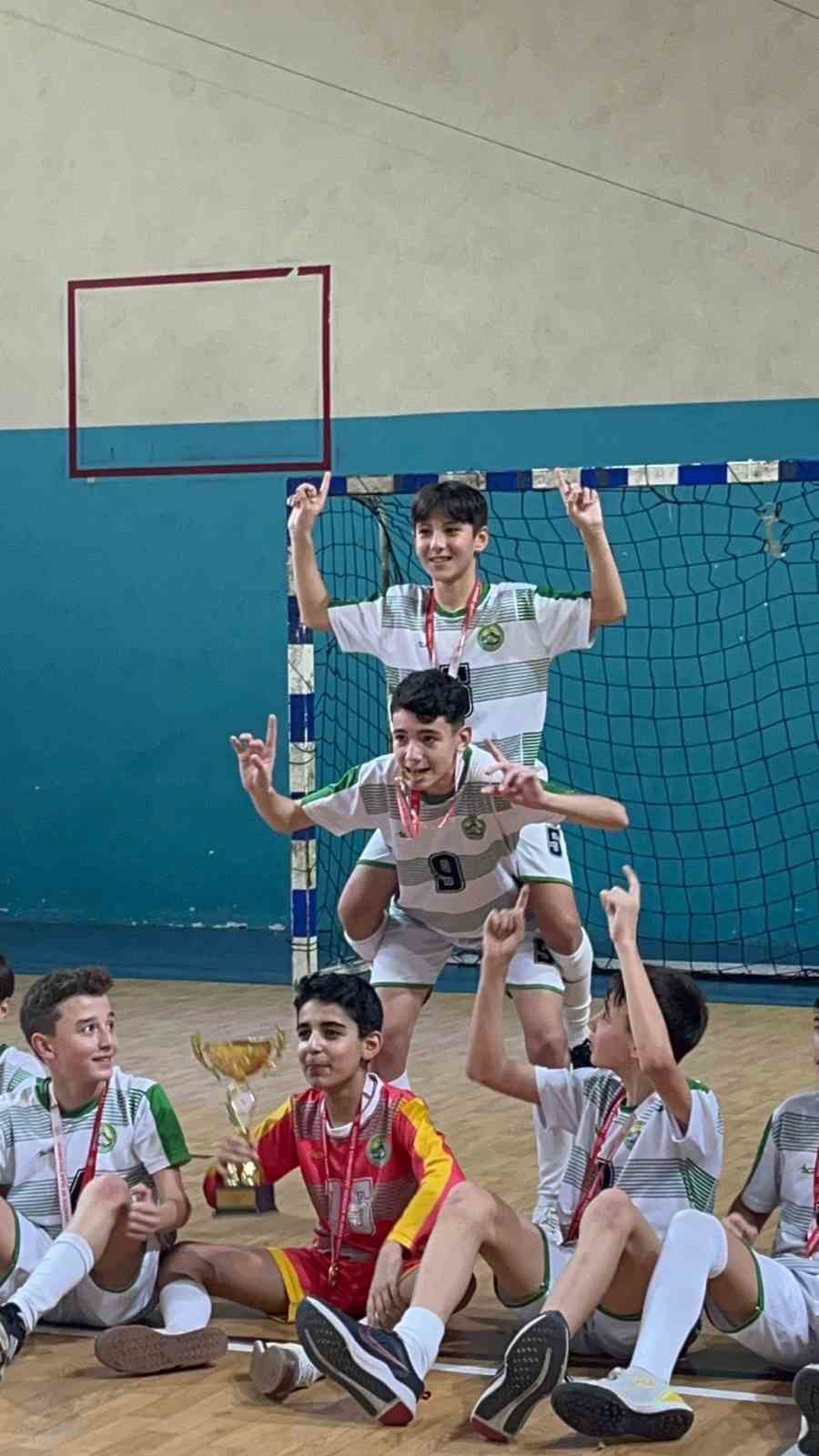 Futsalda şampiyon Spil Ortaokulu oldu
