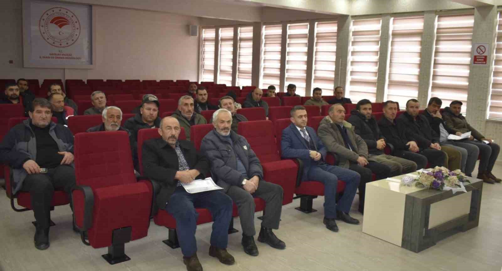 Bayburt’ta canlı hayvan nakli yapan nakil aracı sürücülerine ve bakıcılarına eğitim verildi
