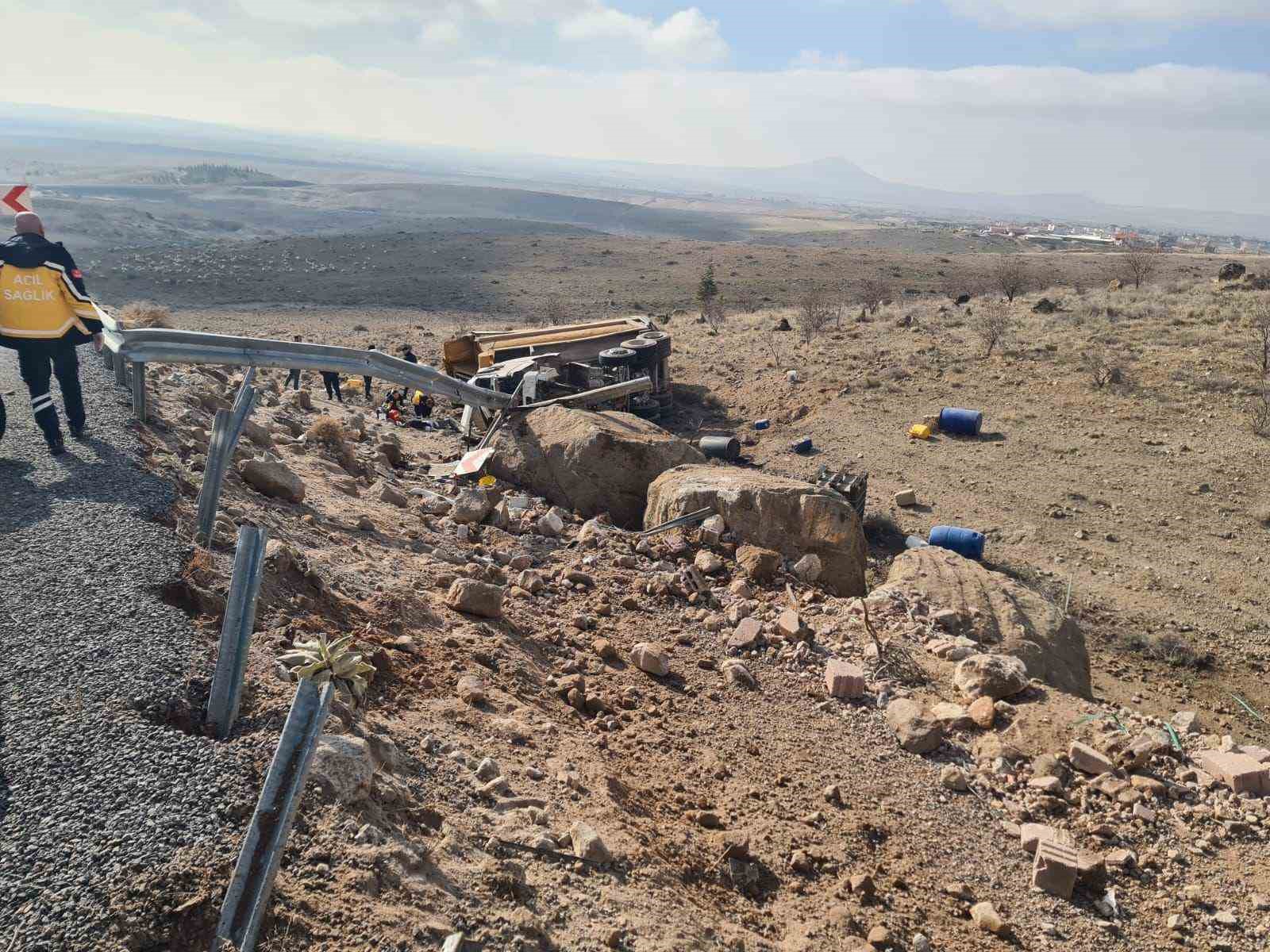 Niğde’de kamyon devrildi: 1 ölü, 1 yaralı
