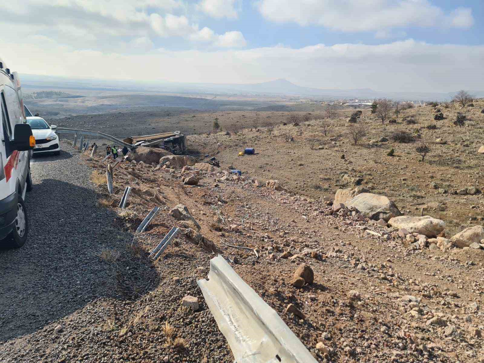 Niğde’de kamyon devrildi: 1 ölü, 1 yaralı
