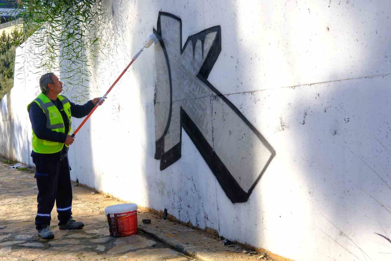 Belediye, görüntü kirliliği oluşturan yazıları temizliyor
