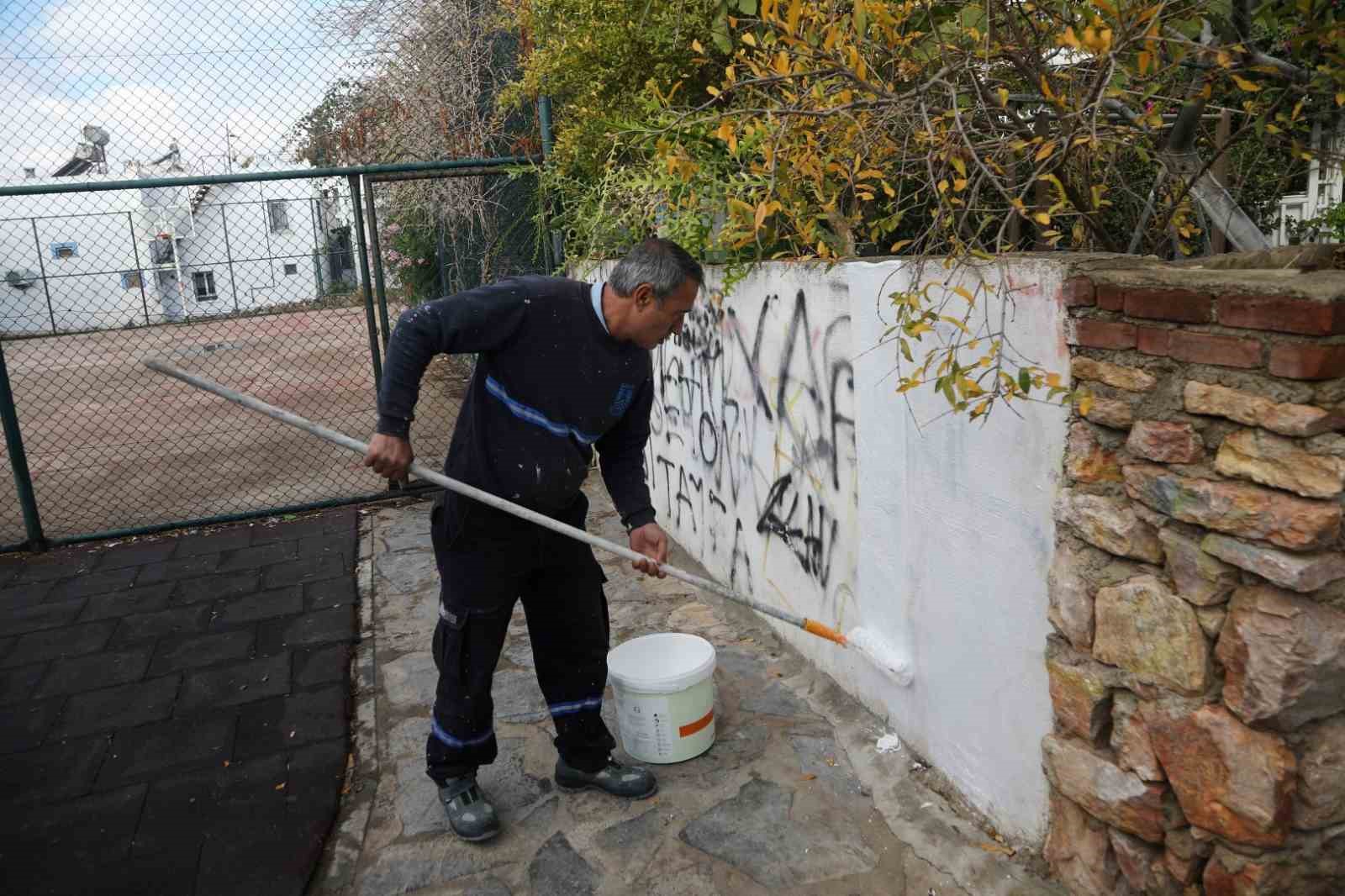 Belediye, görüntü kirliliği oluşturan yazıları temizliyor
