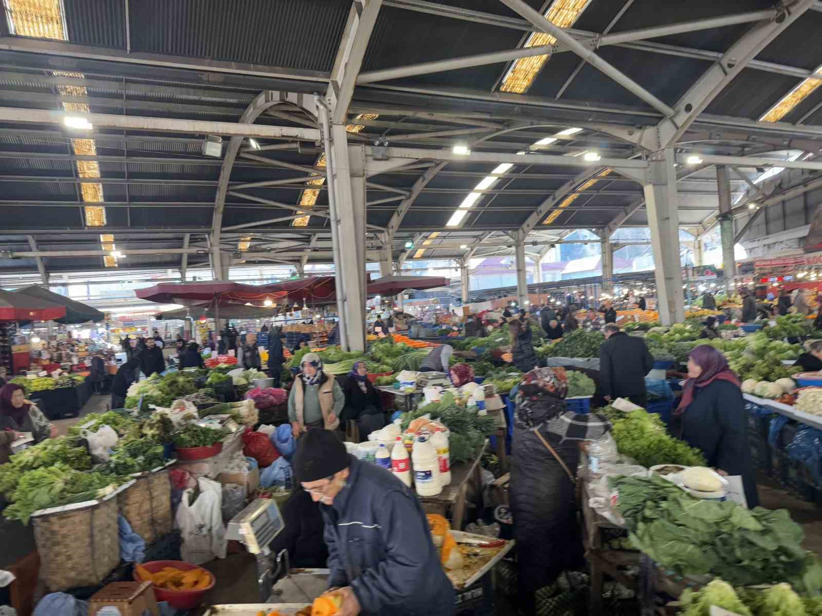 Halk pazarına ilgi düştü
