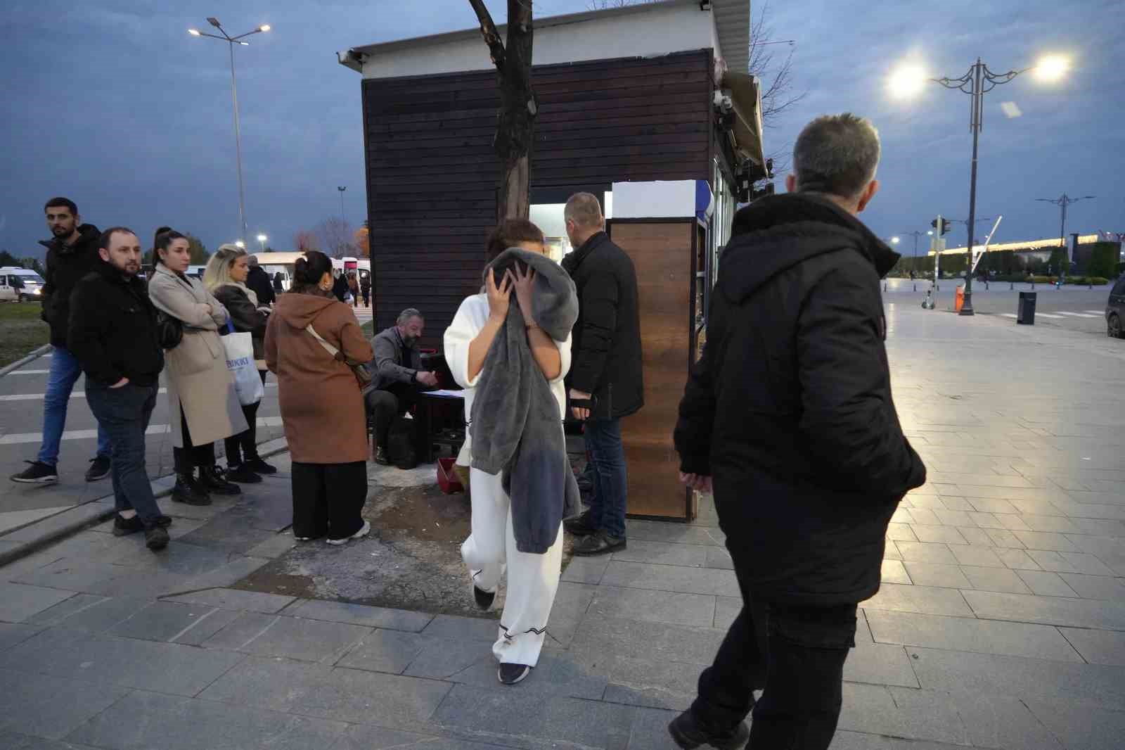 Mağazadan 40 parça giysi çalan 3 kız kovalamaca sonucu yakalandı
