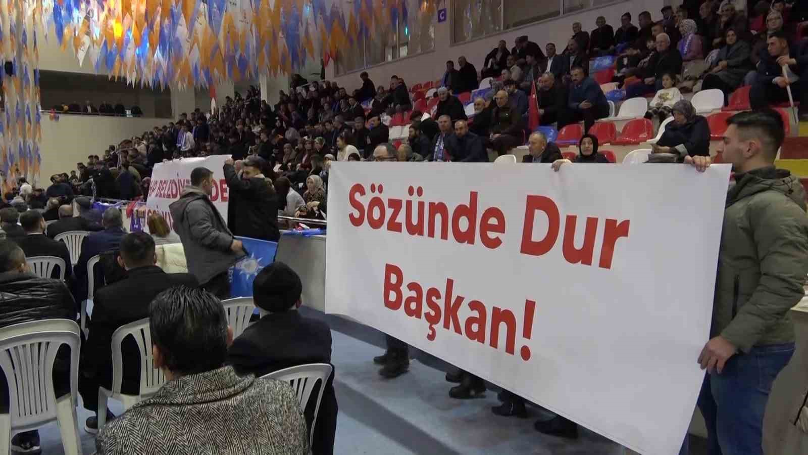 Amasya’da CHP’li belediyenin işten çıkardığı işçiler, AK Parti kongresinde pankart açtı: 