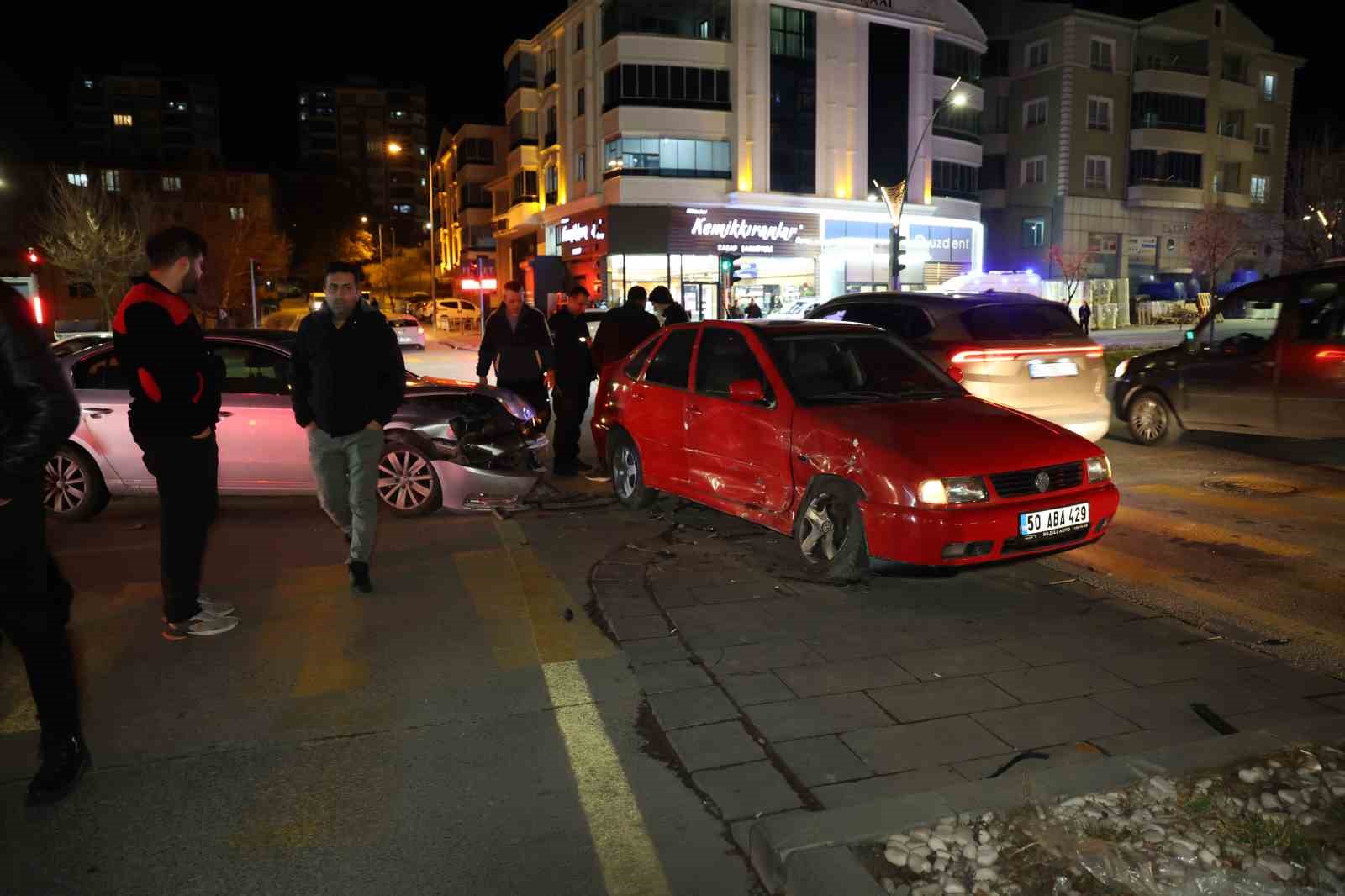 Kırmızı ışık ihlali kazaya neden oldu: 2 yaralı
