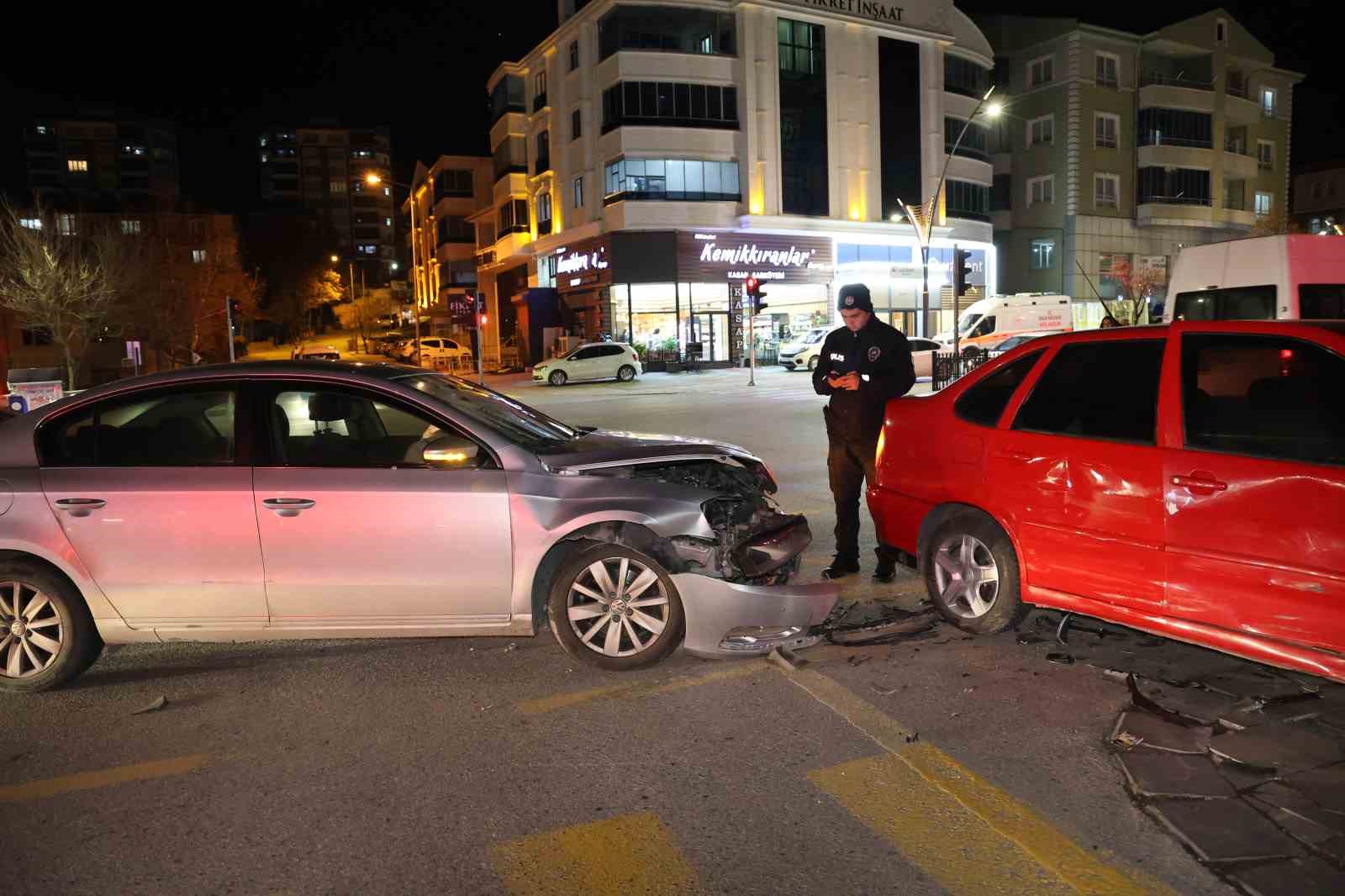 Kırmızı ışık ihlali kazaya neden oldu: 2 yaralı
