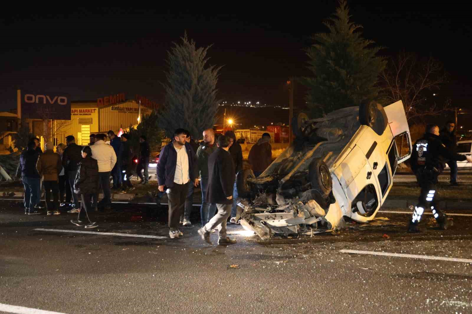 Tırın çaptığı hafif ticari araç takla attı: 2 yaralı
