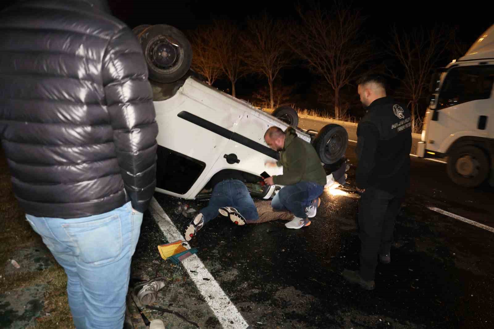 Tırın çaptığı hafif ticari araç takla attı: 2 yaralı
