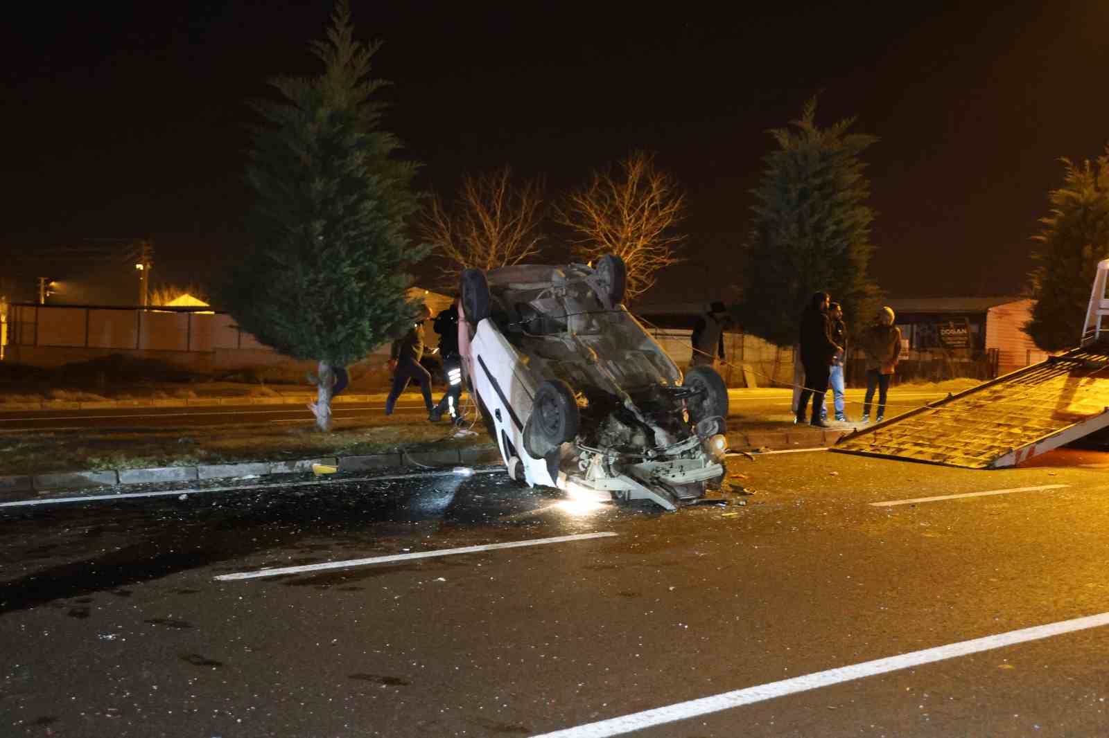 Tırın çaptığı hafif ticari araç takla attı: 2 yaralı
