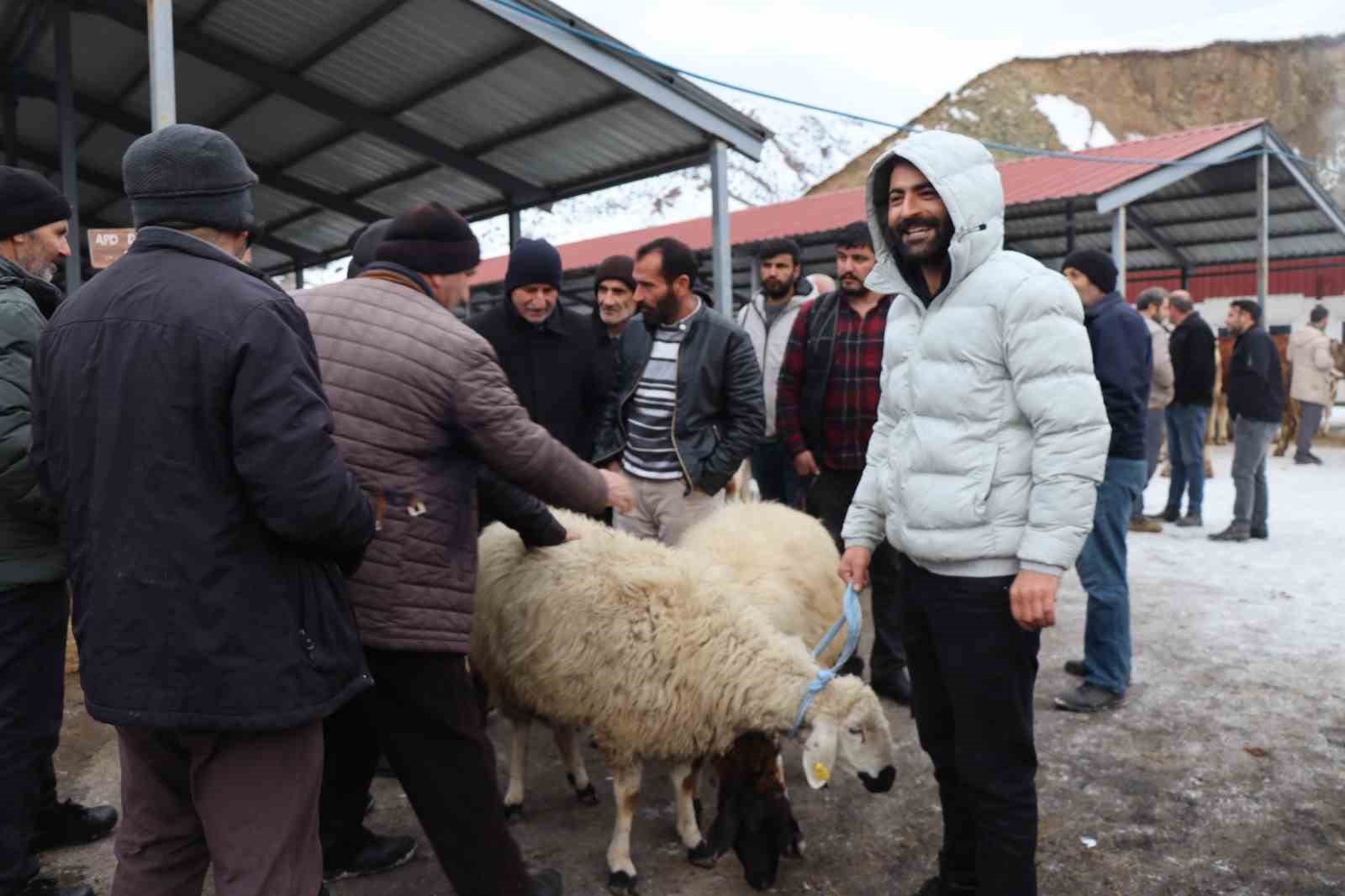 Oltu’daki hayvan pazarı yeniden açıldı
