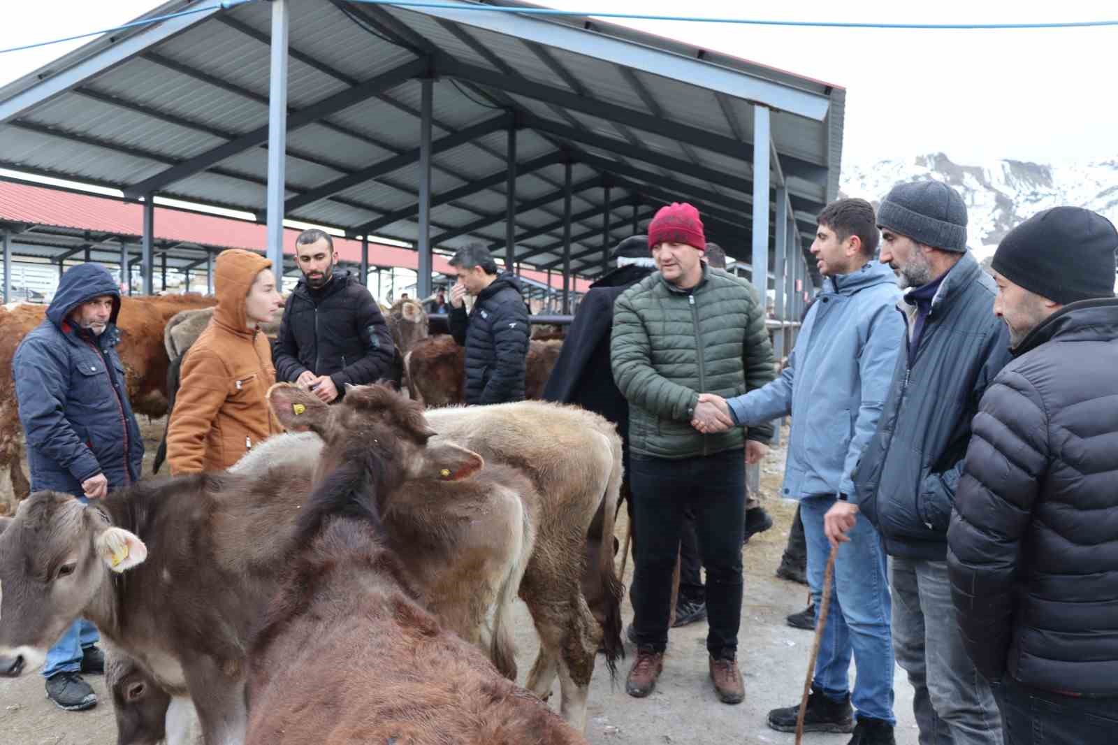 Oltu’daki hayvan pazarı yeniden açıldı
