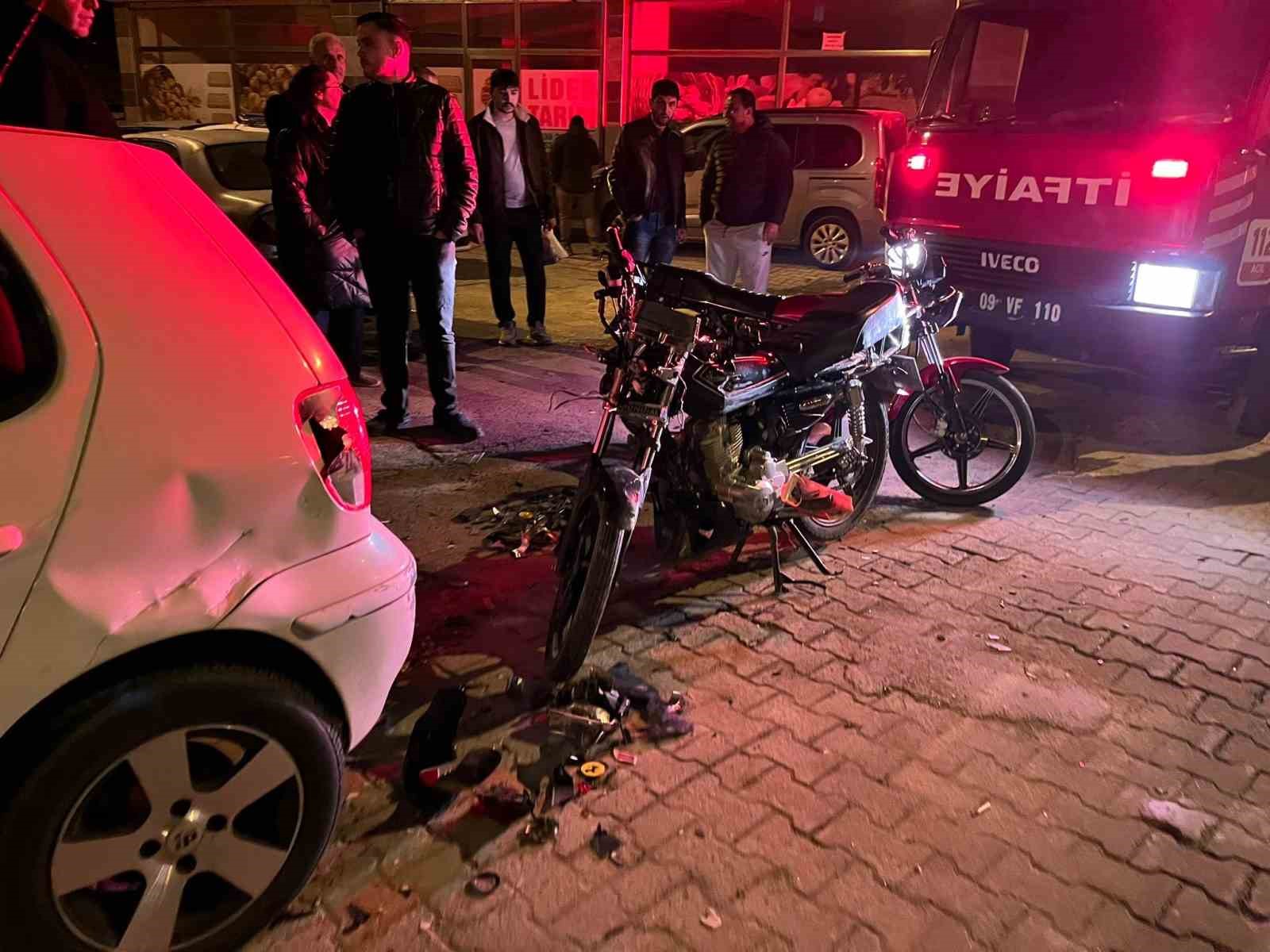 İki motosiklet, otomobil ile kafa kafaya çarpıştı: 3 yaralı
